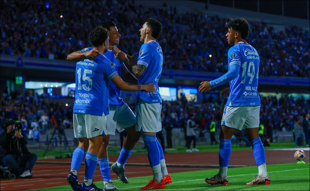 Jugadores de Cruz Azul celebran uno de los goles ante León en el juego de Vuelta de los Cuartos de Final. FOTO: Imago7