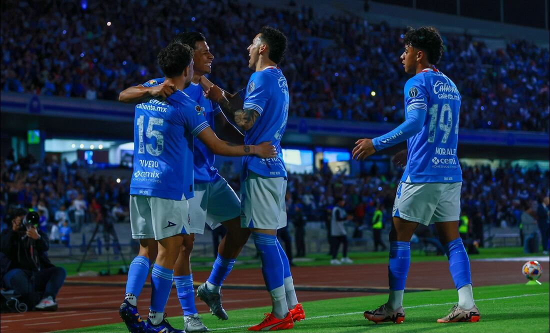Jugadores de Cruz Azul celebran uno de los goles ante León en el juego de Vuelta de los Cuartos de Final. FOTO: Imago7