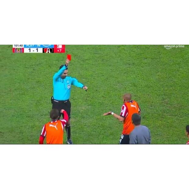 César Ramos le mostró la tarjeta roja al Chicharito Hernández por insultar al abanderado. Foto: Especial