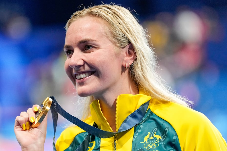 FILE - Australia's Ariarne Titmus poses with her gold medal after winning the women's 400-meter freestyle final at the 2024 Summer Olympics, July 27, 2024, in Nanterre, France. (AP Photo/Ashley Landis, File)