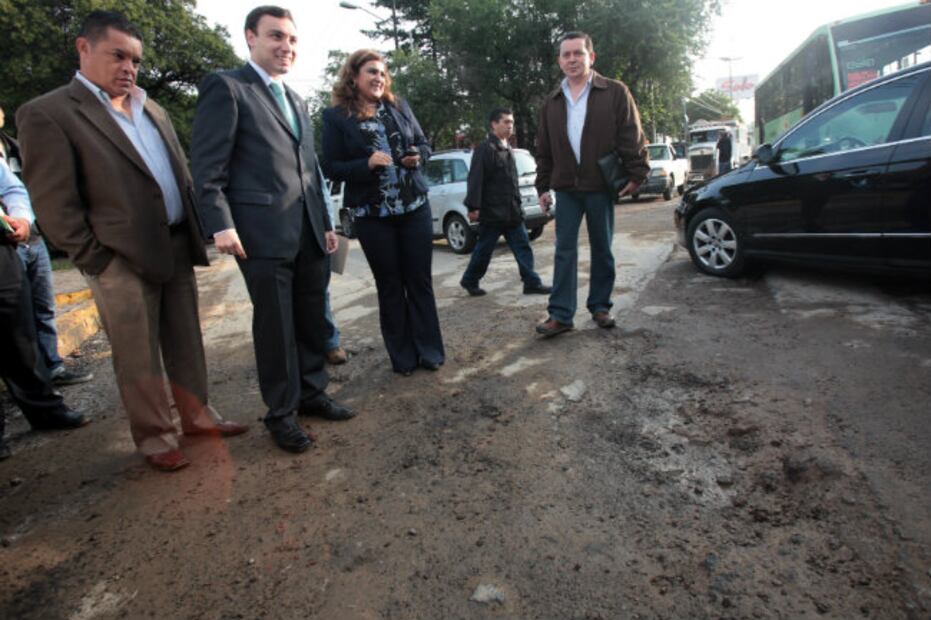 ¿Qué hacer si un bache daña mi coche? 
