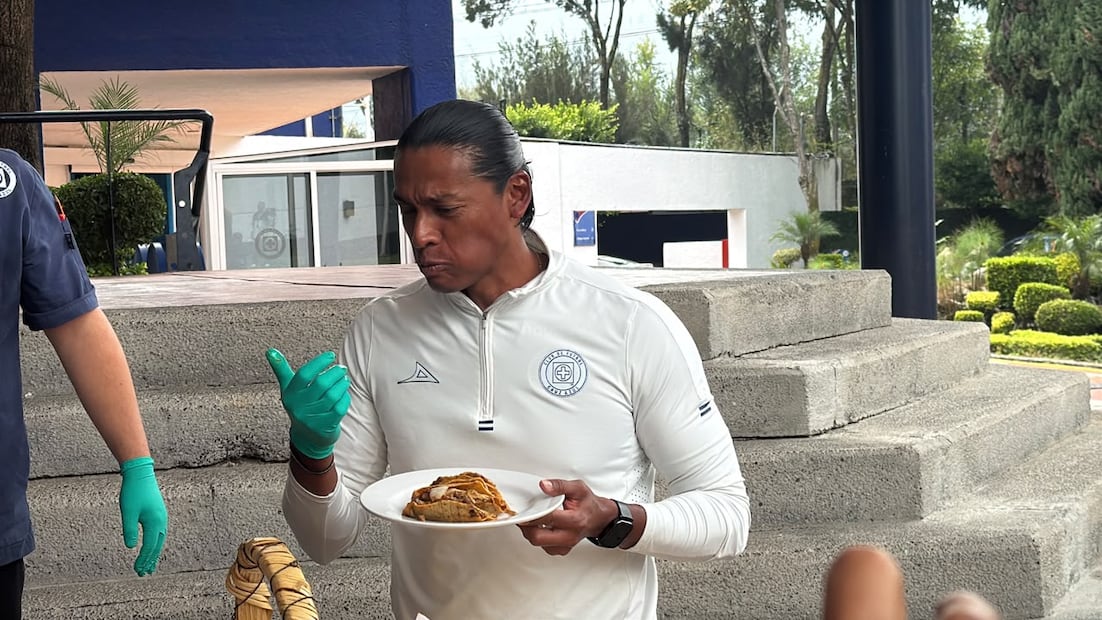 Joel Huiqui confesó que su taco de canasta favorito es el de chicharrón / Fotos: Edgar Enríquez - EL UNIVERSAL