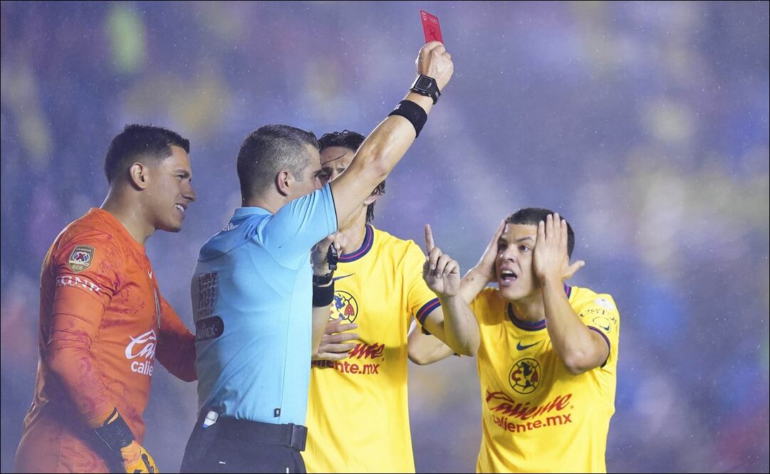 El árbitro Fernando Hernández le muestra la tarjeta roja a Richard Sánchez. FOTO: Imago7