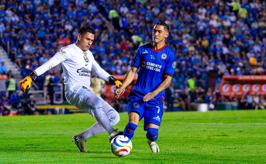 Malagón pisó el talón de Antuna y provocó el penalti a favor de Cruz Azul. Foto: Imago7