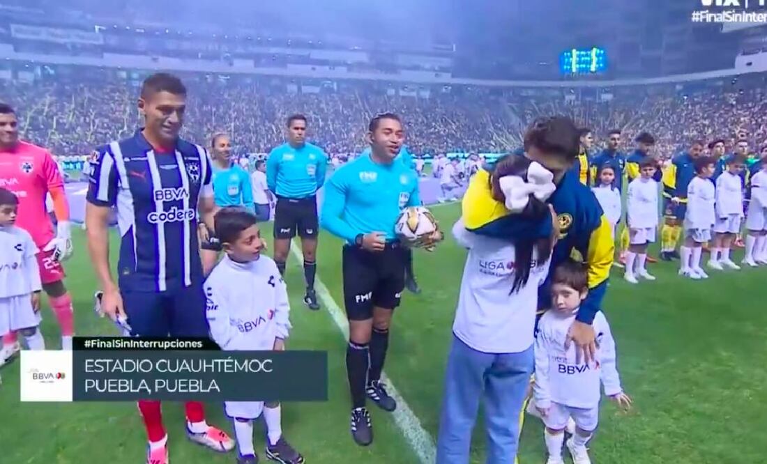 La hija de Henry Martín fue la encargada de dar l mensaje en el protocolo de la Liga MX previo al América vs Monterrey. Foto: Especial