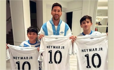 FOTO: ESPECIAL - Messi posa al lado de sus hijos con la camisa de Neymar