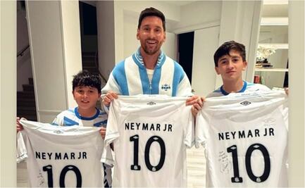 Lionel Messi presume la camisa de Neymar en una tierna imagen familiar