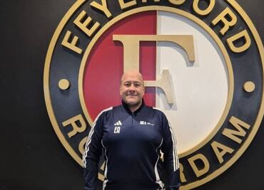 Enrique Alfaro presume su preparación como entrenador de futbol en el Feyenoord