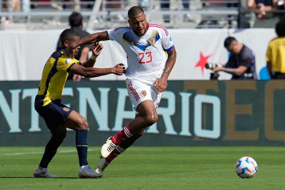 Salomón Rondón supera a Carlos Gruezo, de Ecuador, en su duelo de Copa América. FOTO: AP