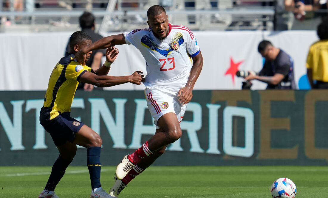 Salomón Rondón supera a Carlos Gruezo, de Ecuador, en su duelo de Copa América. FOTO: AP