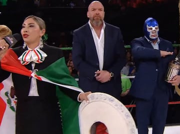 VIDEO: ¡Qué oso! Deyra Barrera le cambia la letra al Himno de México en Worlds Collide