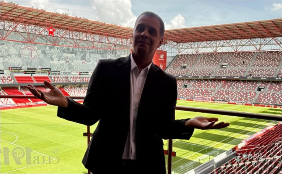 Christian Martinoli, con el estadio Nemesio Díez a sus espaldas. FOTO: @cmartinolimx