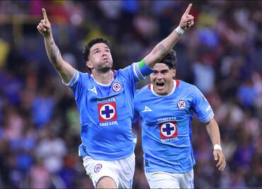 Cruz Azul le amargó la noche a las Chivas en su regreso al Estadio Jalisco como local