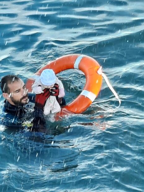 "No tenía para comer, no me quedaba otra que tirarme al mar"