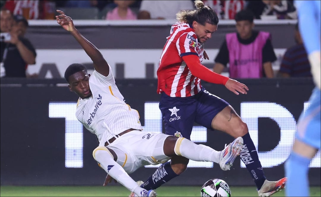 Cade Cowell es despojado del balón por Carlos Garcés en el duelo entre Chivas y LA Galaxy. FOTO: @Chivas