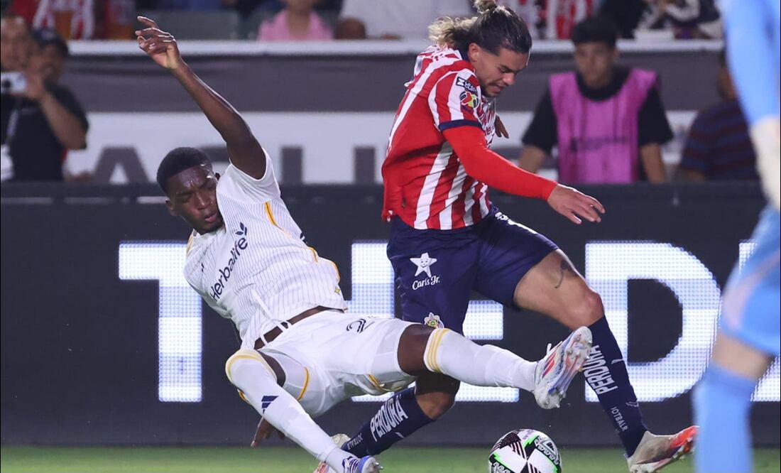 Cade Cowell es despojado del balón por Carlos Garcés en el duelo entre Chivas y LA Galaxy. FOTO: @Chivas