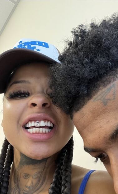 La influencer Chrisean Rock se tatúa el rostro de su ex novio ¡en un diente!