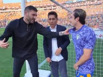 Gignac regañó a Sebastián Córdova por distraerse hablando con Jorge Campos