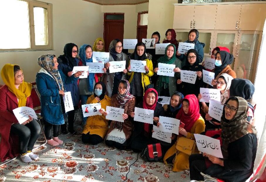 Talibanes prohíben a las mujeres de Afganistán realizar viajes largos