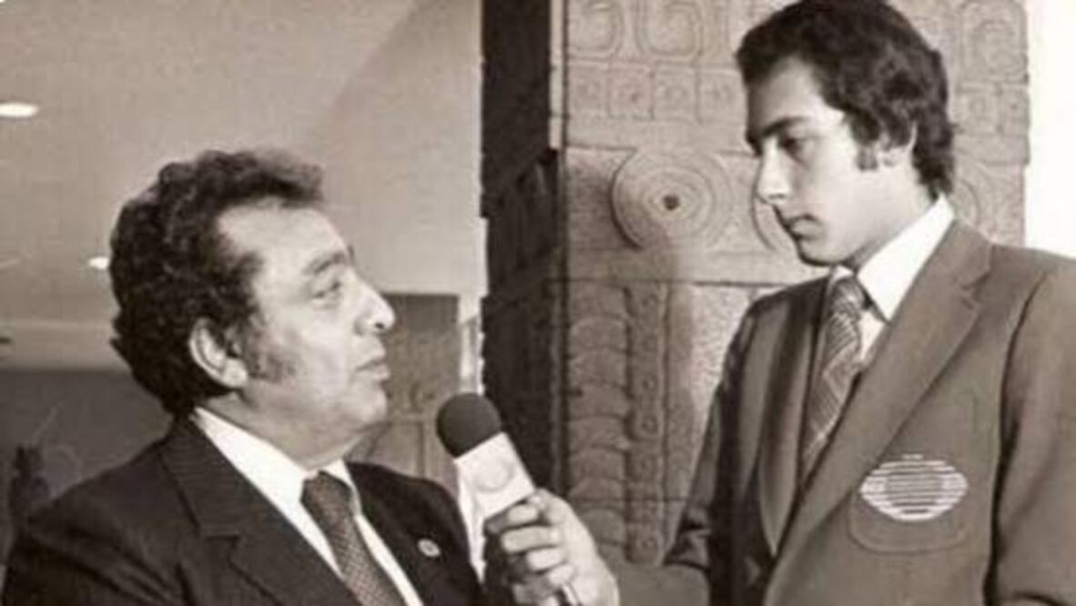 Antonio de Valdés, en sus inicios en Televisa, entrevistando a José Sulaimán, expresidente del CMB. Foto: Especial