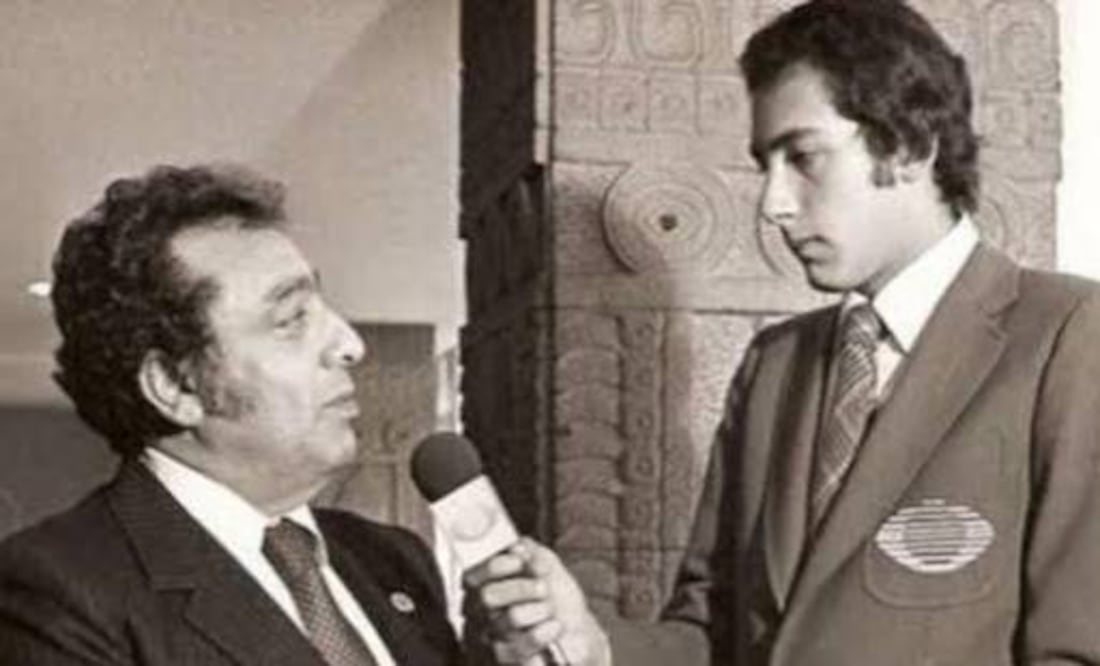 Antonio de Valdés, en sus inicios en Televisa, entrevistando a José Sulaimán, expresidente del CMB. Foto: Especial