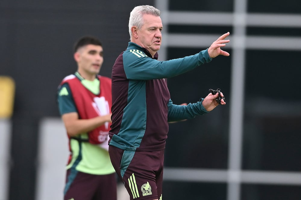 Javier Aguirre da indicaciones durante un entrenamiento del Tricolor. FOTO: Imago7