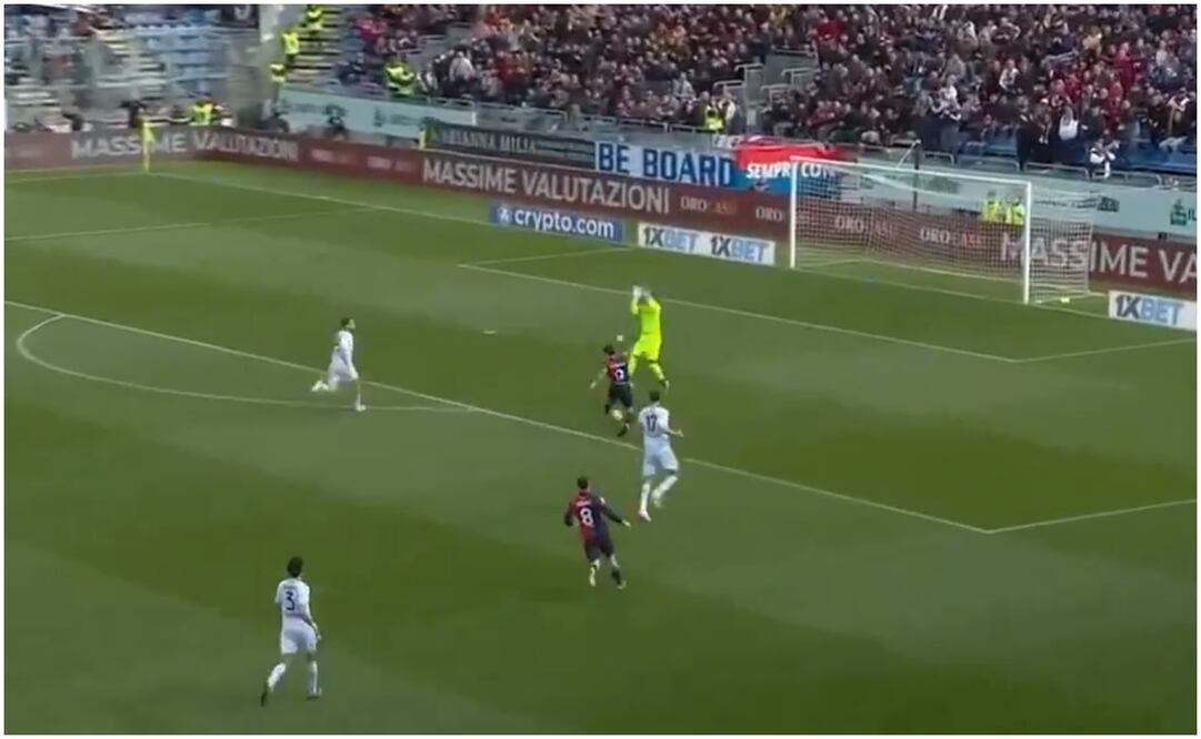 Guillermo Ochoa cometiendo error ante Lapadula con la Salernitana / FOTO: Captura