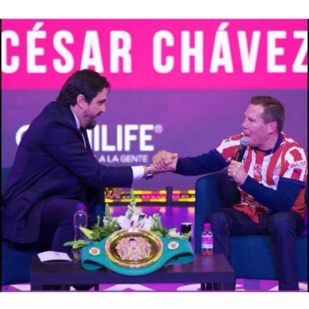 Amaury Vergara le dio la bienvenida a Julio César Chávez a la 'nación chiva'. Foto: Especial