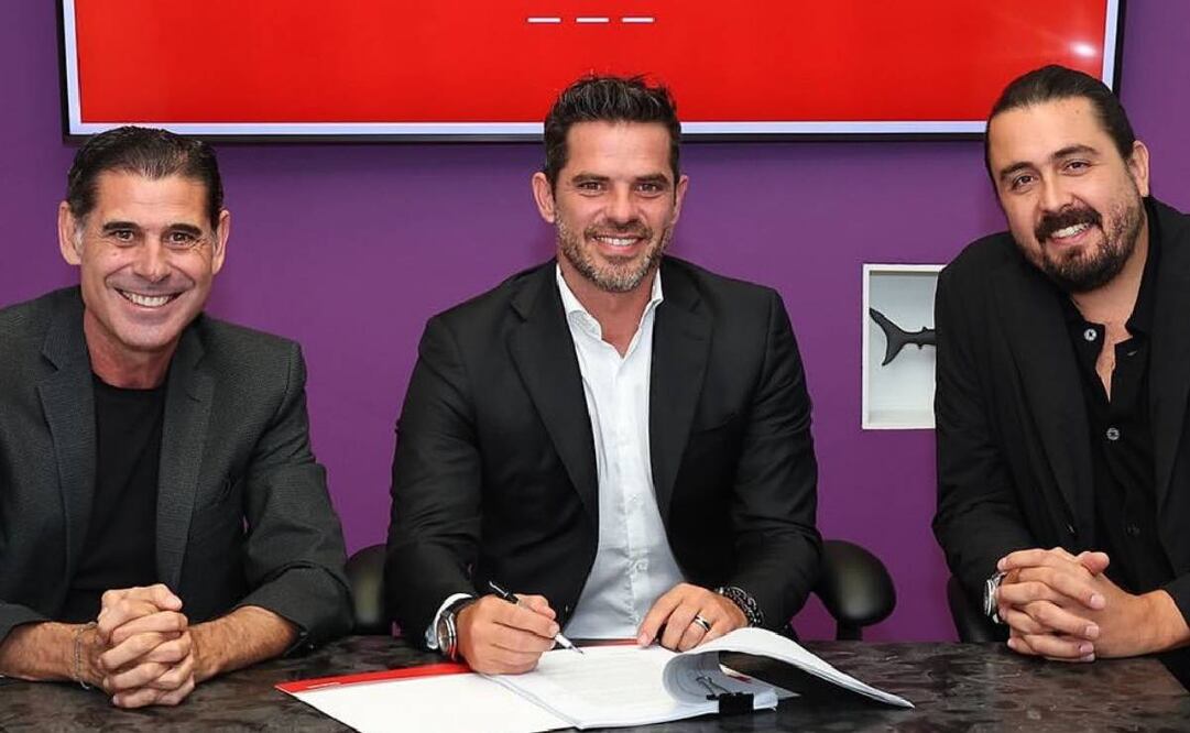 Fernando Gago firma su contrato con Chivas, junto a Fernando Hierro y Amaury Vergara. Foto: Chivas