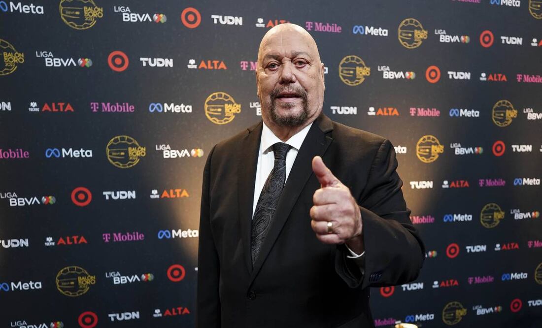Perro Bermúdez recibió el reconocimiento de José Ramón Fernández.  Foto: Imago7.