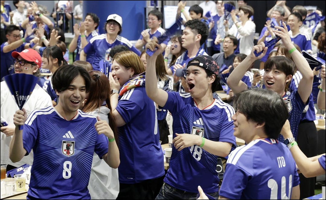 Aficionados japoneses celebraron al máximo uno de los goles de su selección ante Países Bajos. FOTO: EFE