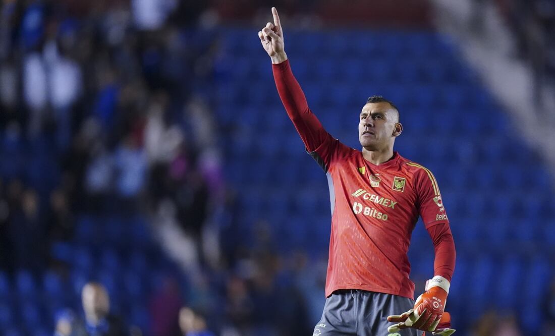Nahuel Guzmán con Tigres ante Cruz Azul saludando a la grada / FOTO: Imago7
