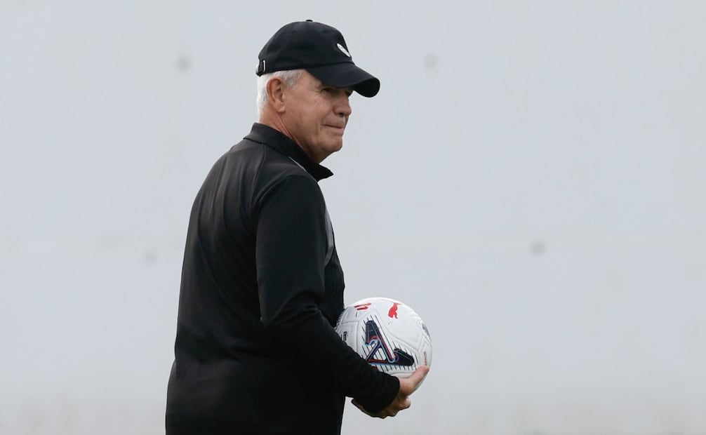 Javier Aguirre en la práctica del Valencia el pasado lunes / Foto: EFE