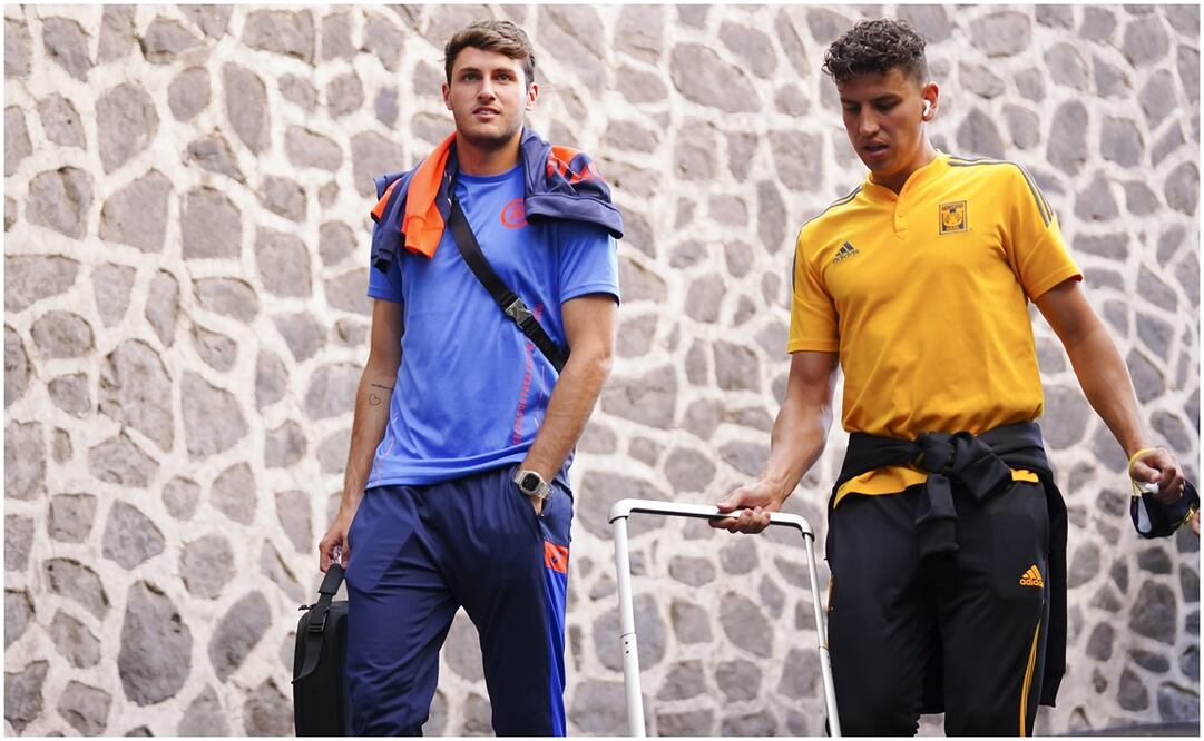 Santiago Giménez e Igor Lichnovsky con indumentaria de Cruz Azul y Tigres, respectivamente / FOTO: Imago7