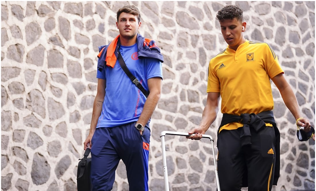 Santiago Giménez e Igor Lichnovsky con indumentaria de Cruz Azul y Tigres, respectivamente / FOTO: Imago7