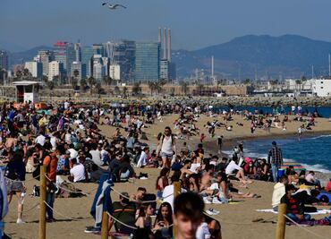 10 fotos de las playas del mundo ante la tercera ola de Covid-19