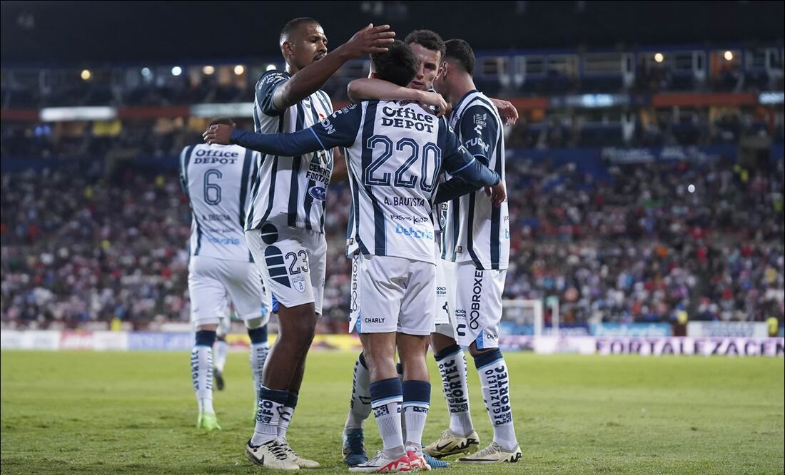 Jugadores del Pachuca celebran uno de los goles anotados contra el Necaxa. FOTO: Imago7