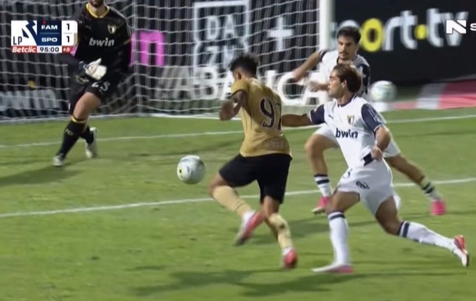 Pato Salas en disputa por el balón / Foto: Captura de pantalla