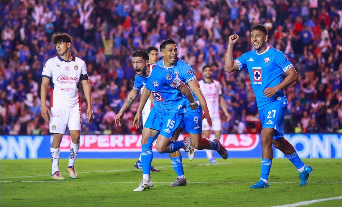 Ignacio Rivero celebra su gol ante las Chivas. FOTO: Imago7
