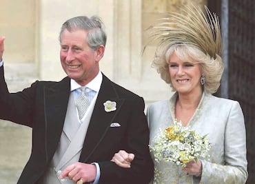 La boda del príncipe Carlos y Camila fue sin la reina Isabel y con abucheos