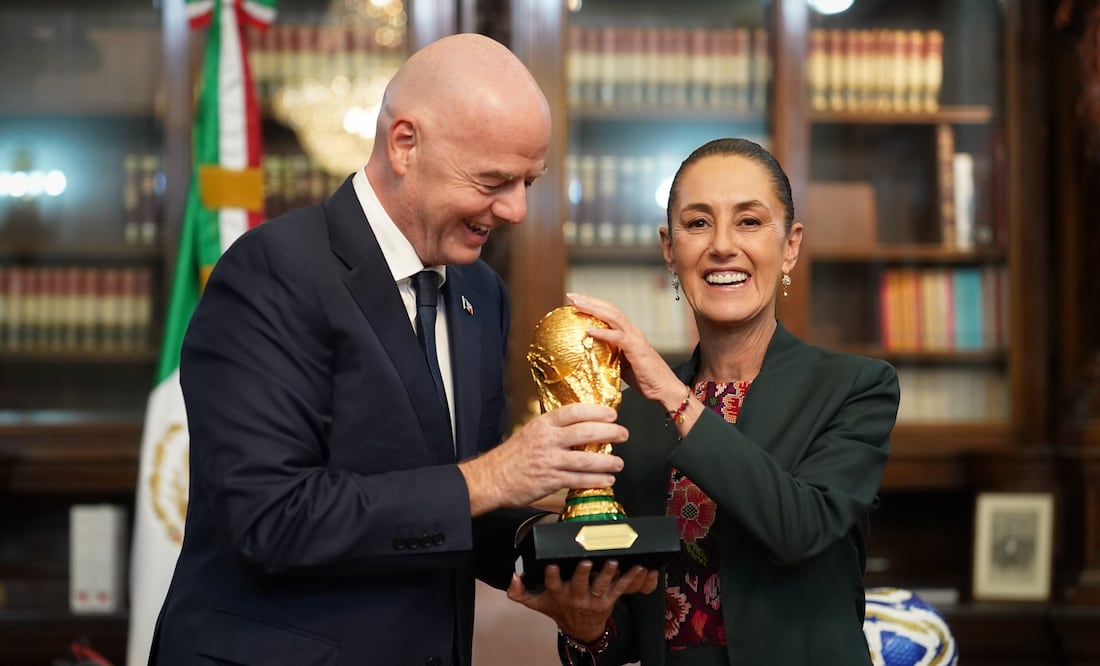 Gianni Infantino y Claudia Sheinbaum sosteniendo la Copa del Mundo - Foto: @Claudiashein en X