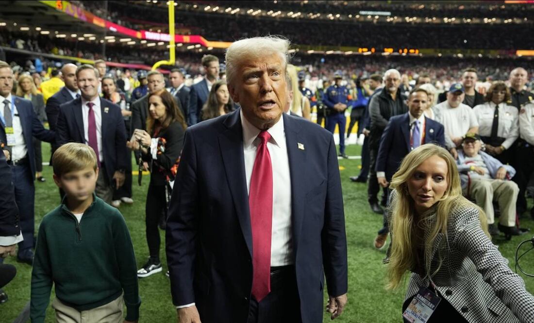 El presidente de Estados Unidos, Donald Trump, apareció cerca del emparrillado antes del inicio del Super Bowl LIX. FOTO: AP