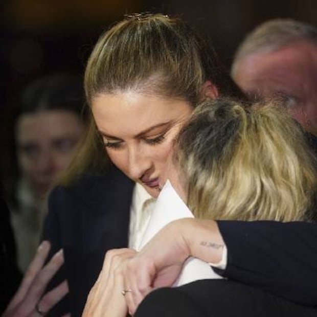 Nikita Hand, la mujer agredida por Conor McGregor, afuera de la Corte de Dublín, en Irlanda. FOTO: AP