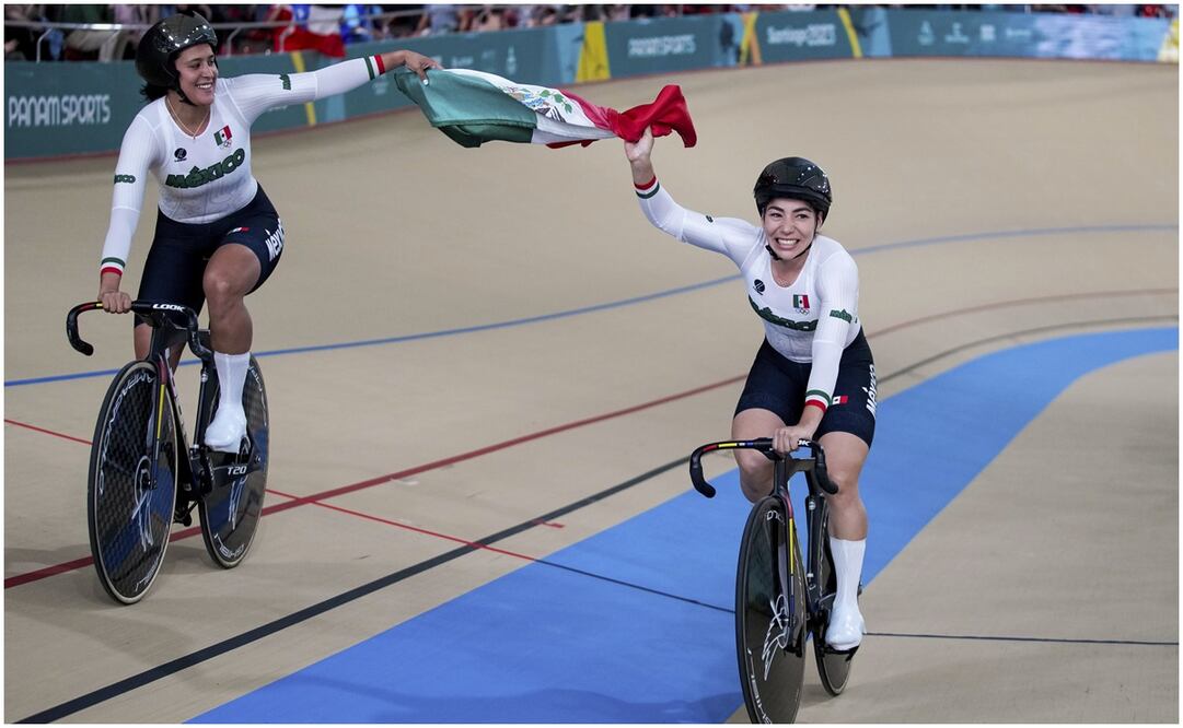 Jessi Salazar y Daniela Gaxiola festejando en Santiago 2023 / FOTO: AP