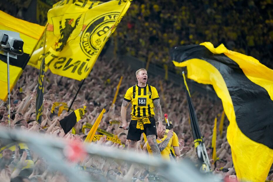 Fanáticos de Borussia Dortmund en festejo - Foto: AP