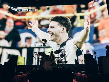 The Killers festeja el pase de Inglaterra en la Eurocopa en pleno concierto