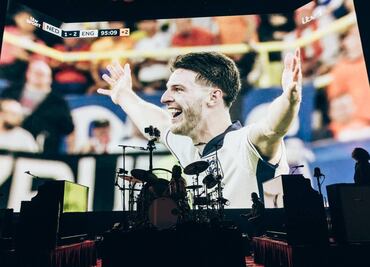 The Killers festeja el pase de Inglaterra en la Eurocopa en pleno concierto