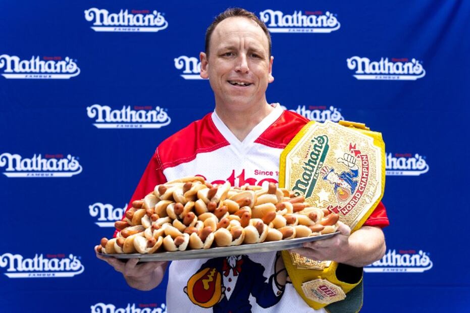 Joey Chestnut se corona campeón al comer 63 hot dogs en diez minutos