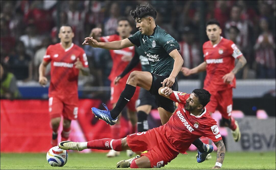 Erick Gutiérrez supera una barrida de Alexis Vega. FOTO: Imago7