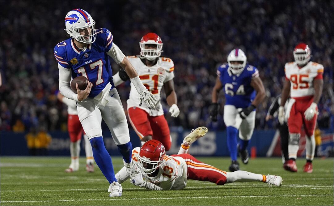 Josh Allen (17), quarterback de los Bills de Buffalo, se escurre entre defensivos de los Chiefs de Kansas City. FOTO: AP